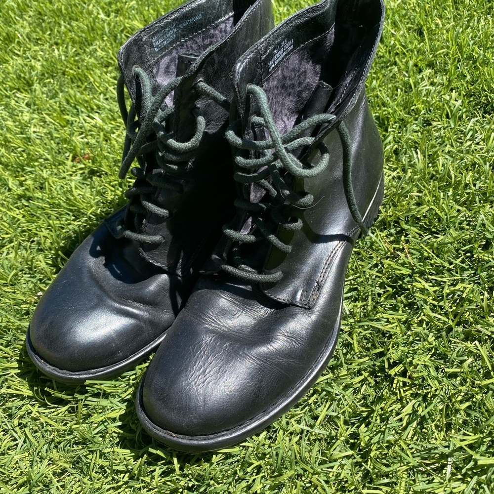 Vintage Born lace up boots. Well worn but great condition. Size 38.5 (7.5-8).